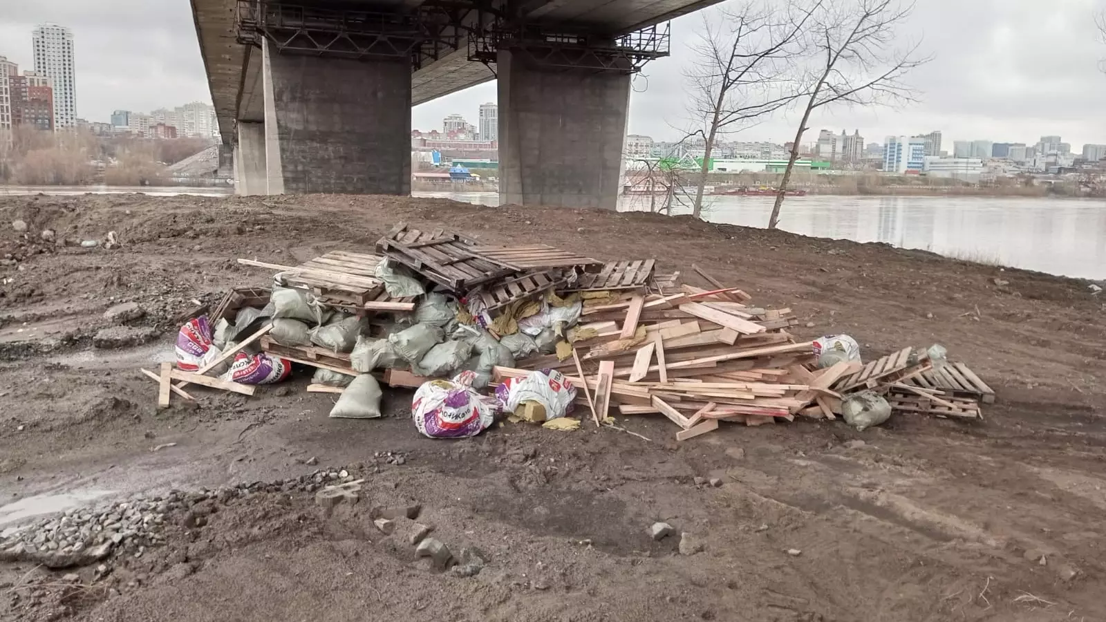 Горы мусора скинули под новосибирский Димитровский мост неизвестные