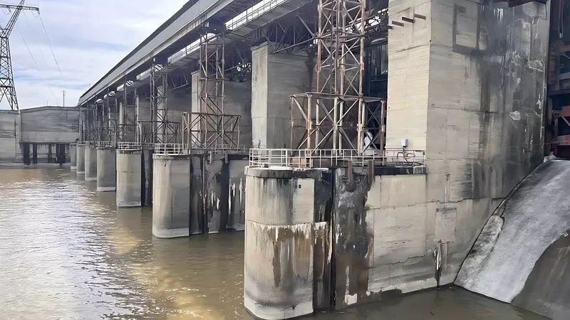 Мост на плотине ГЭС разрушается во время паводка в Новосибирске
