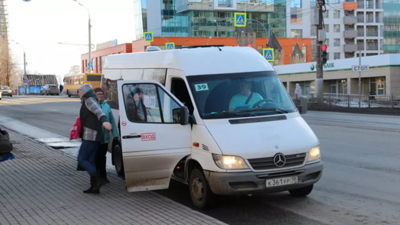 У маршрутного такси № 63 на ходу отвалилось колесо в Новосибирске