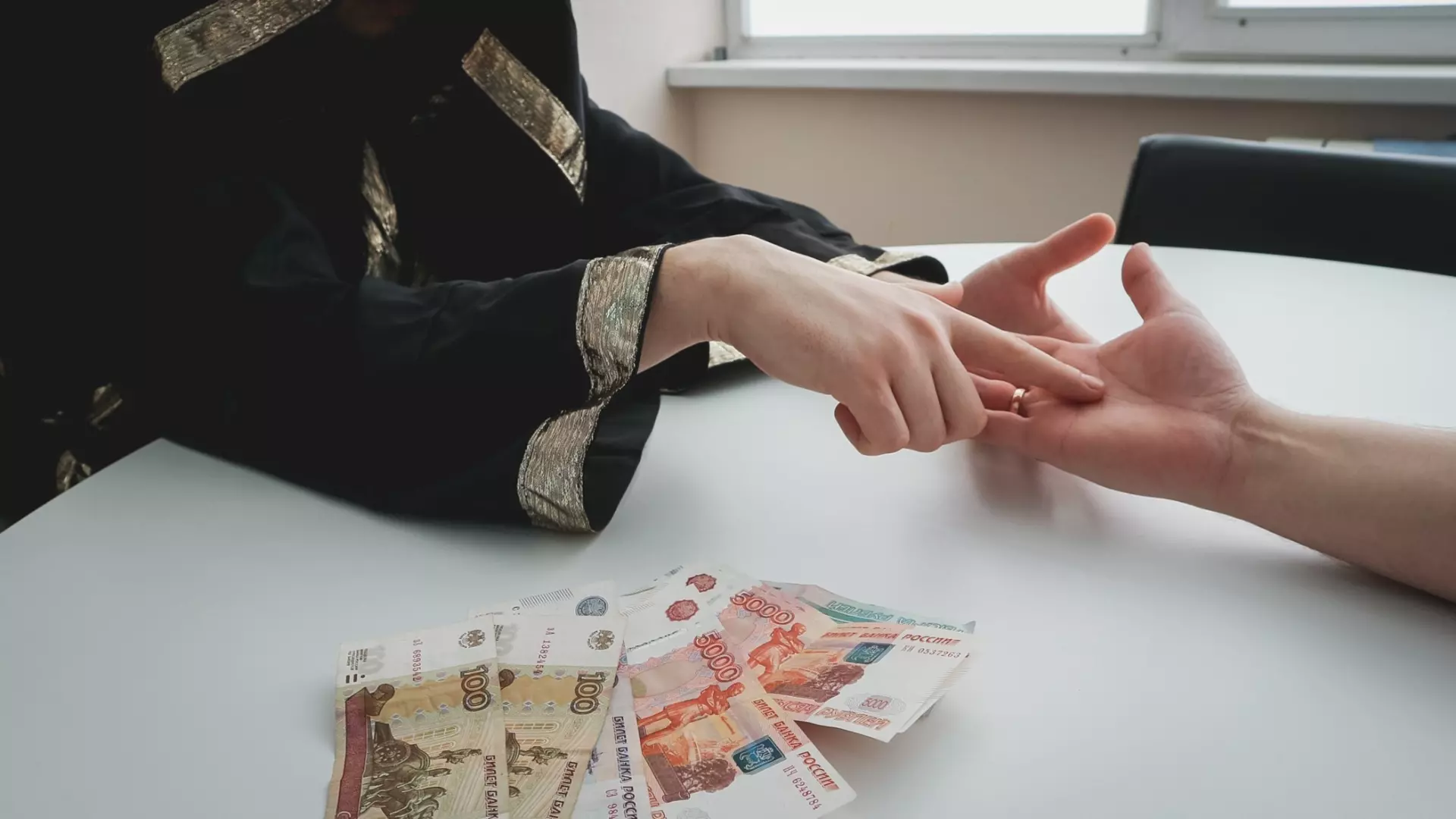 Гадалка выманивала деньги у жительниц Новосибирска, пугая их порчей