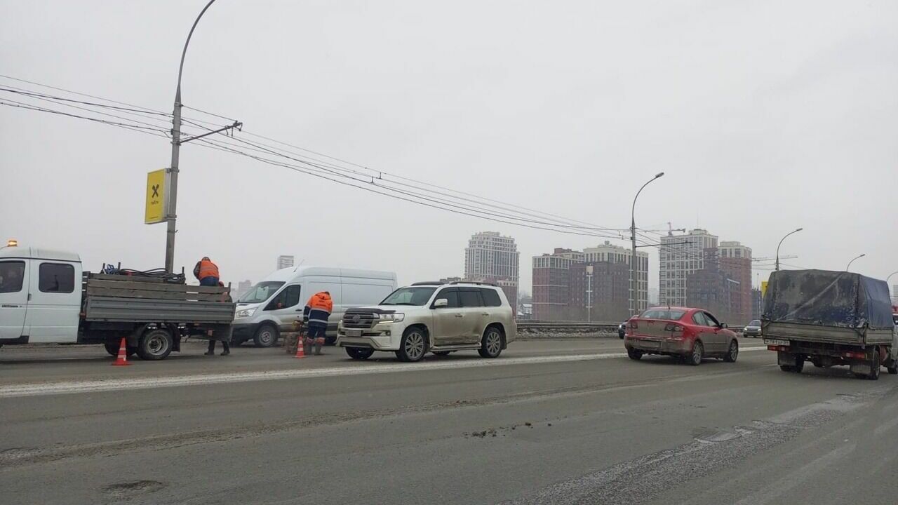Пробка образовалась на Димитровском мосту в Новосибирске