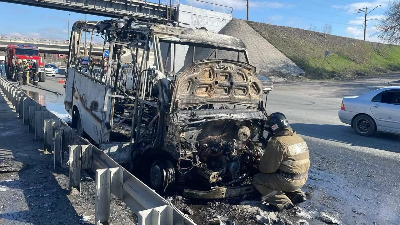 Дотла сгорела на дороге новосибирская маршрутка