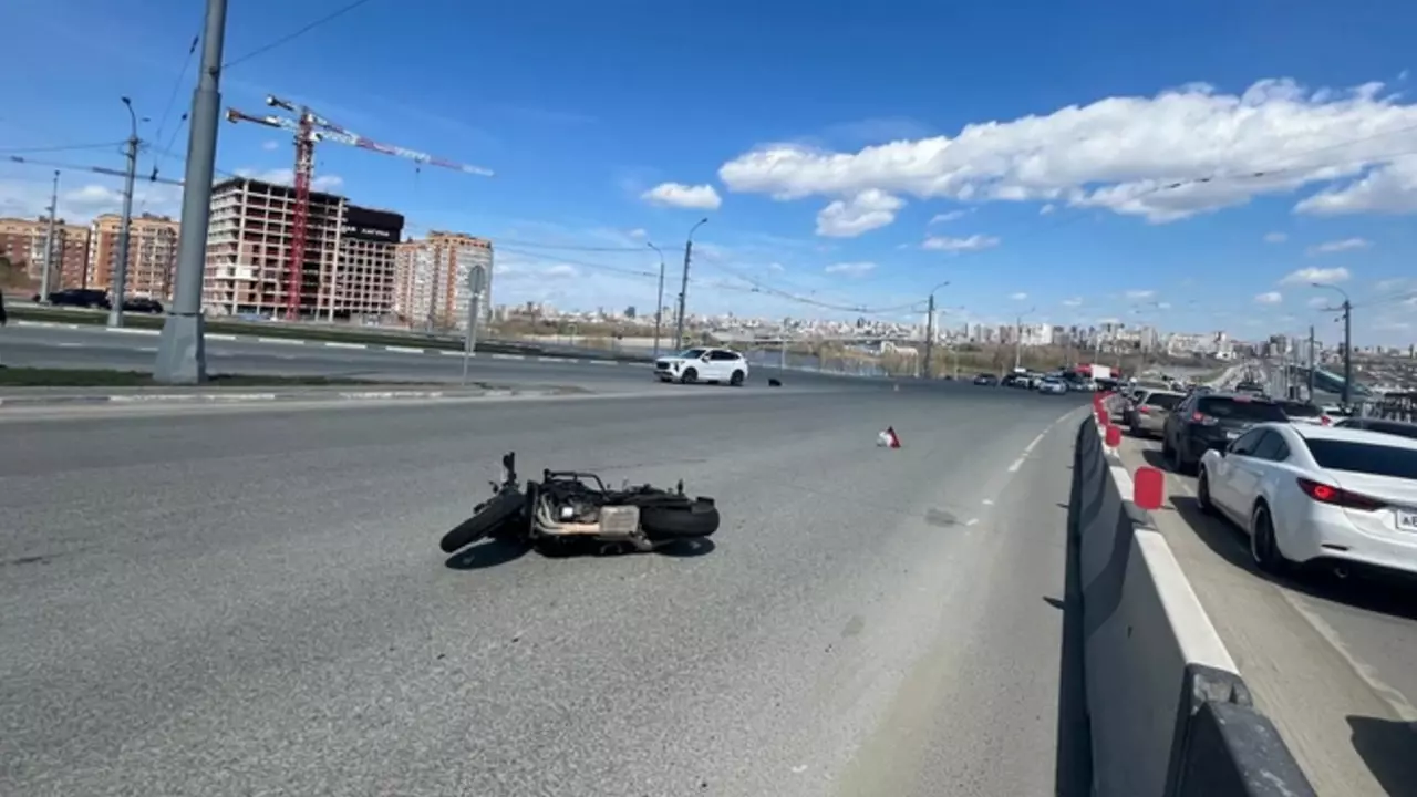 Байкершу на мосту сбили автомобилем в Новосибирске