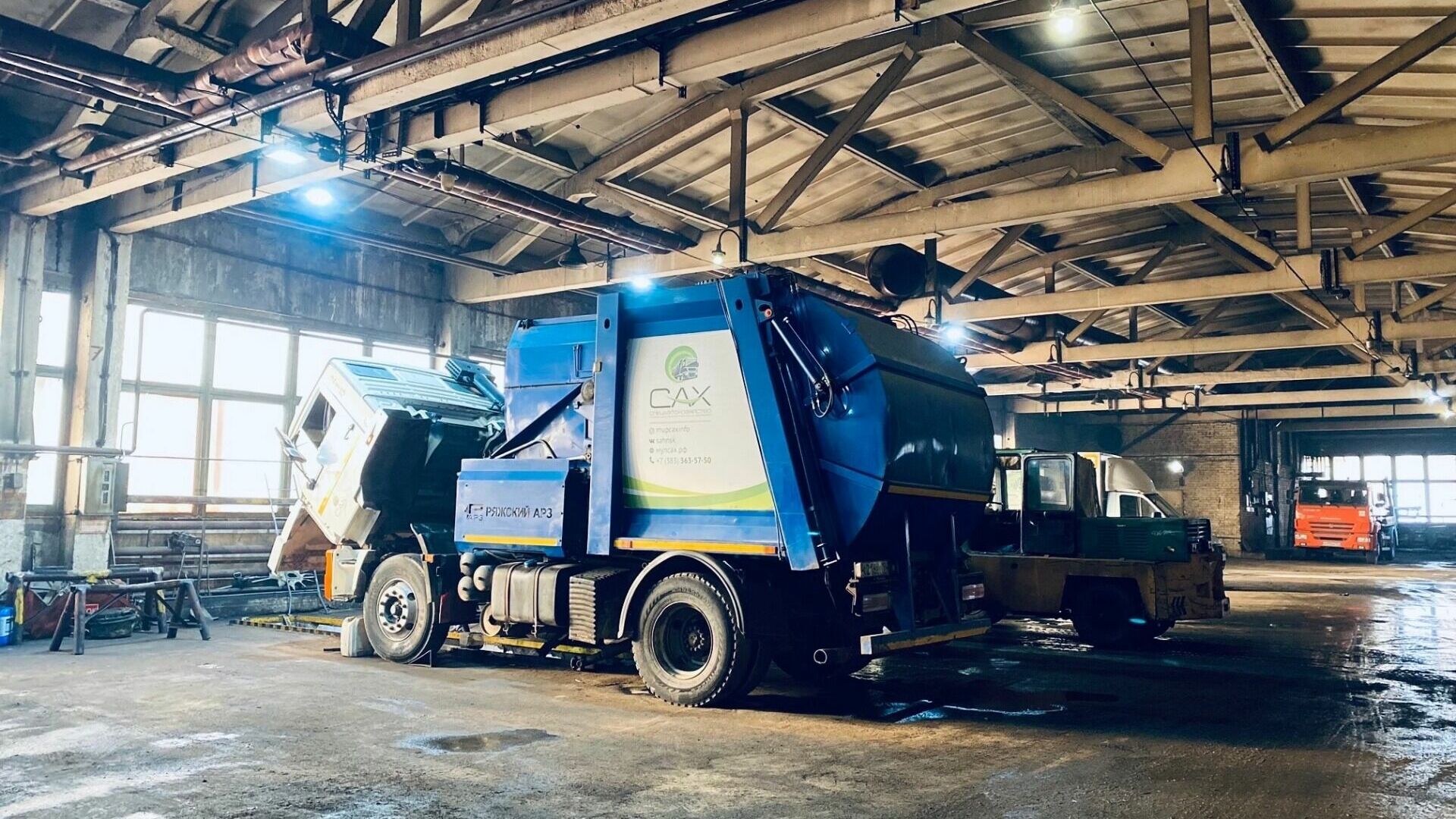 Транспорт МУП "Спецавтохозяйство", который работает на вывозе мусора в Новосибирской области.