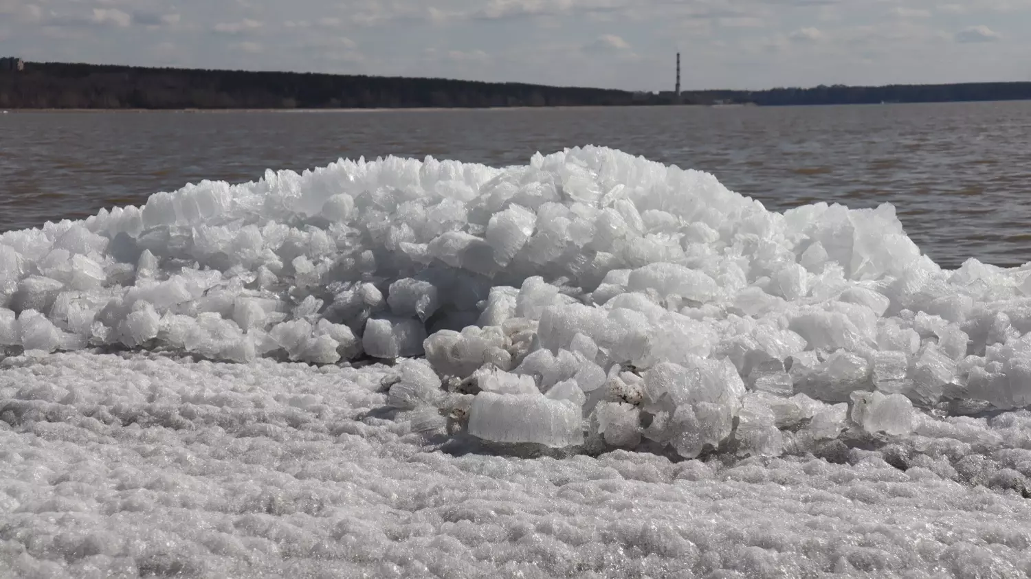 Зимой толщина льда составляла 65−95 см, что по данным метеорологов больше нормы на 15-20 см
