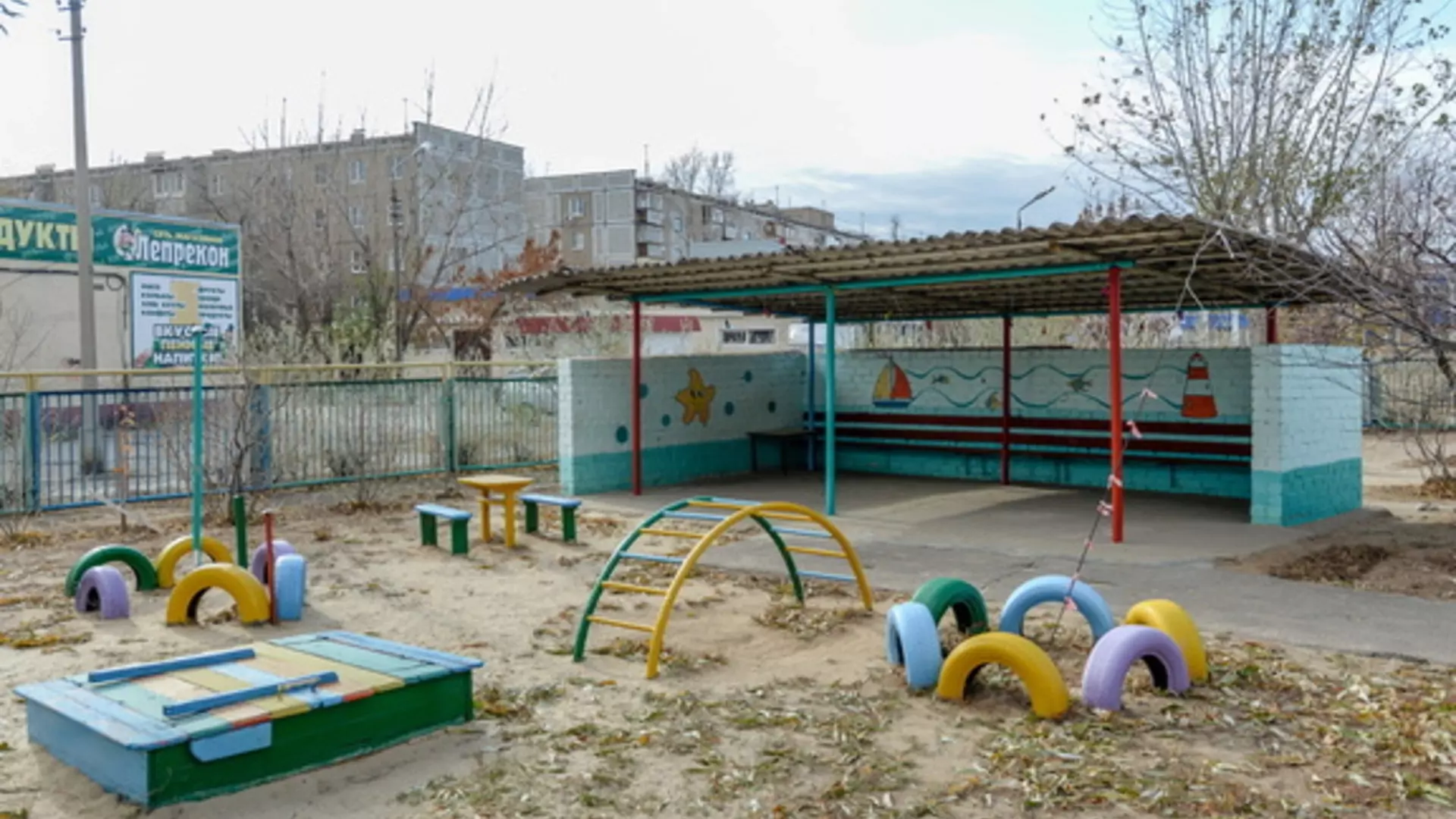 В Новосибирске стрела подъемного крана упала рядом с гуляющими детсадовцами