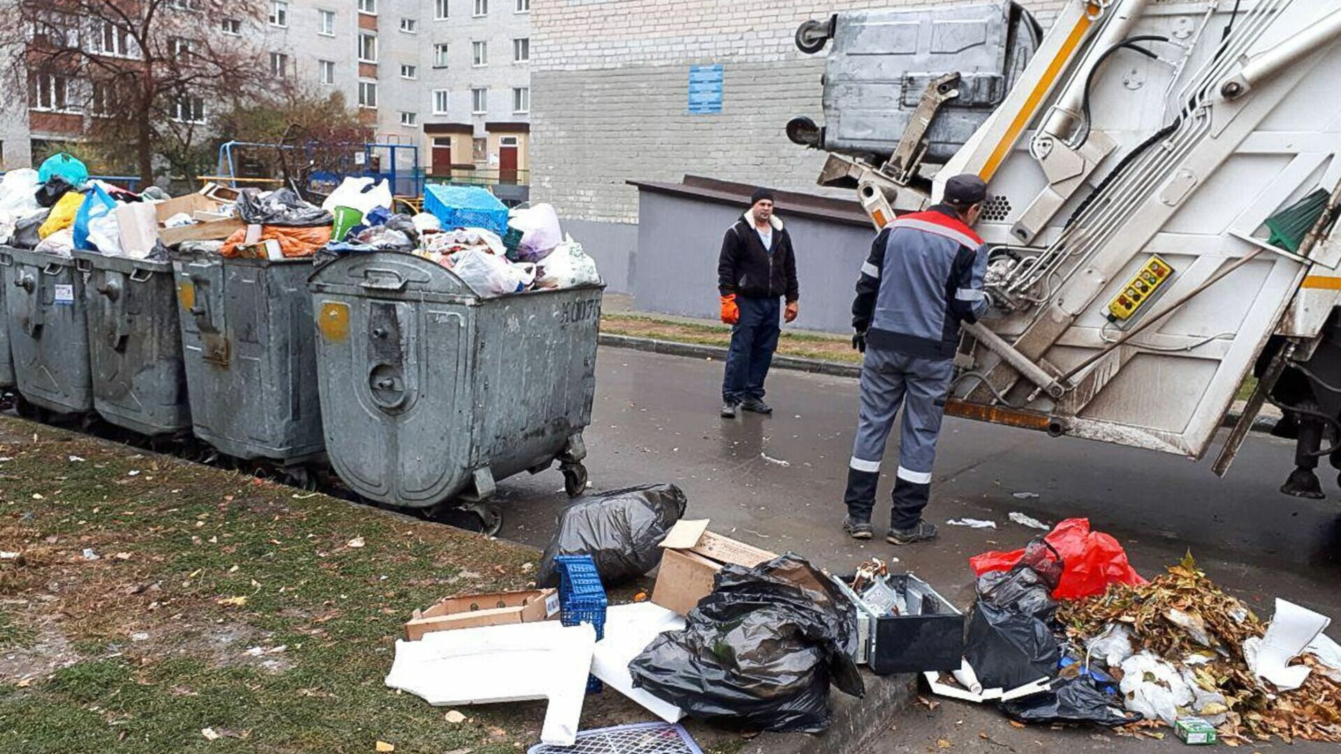 Обилие мусора на контейнерных площадках в мэрии объяснили холодной весной