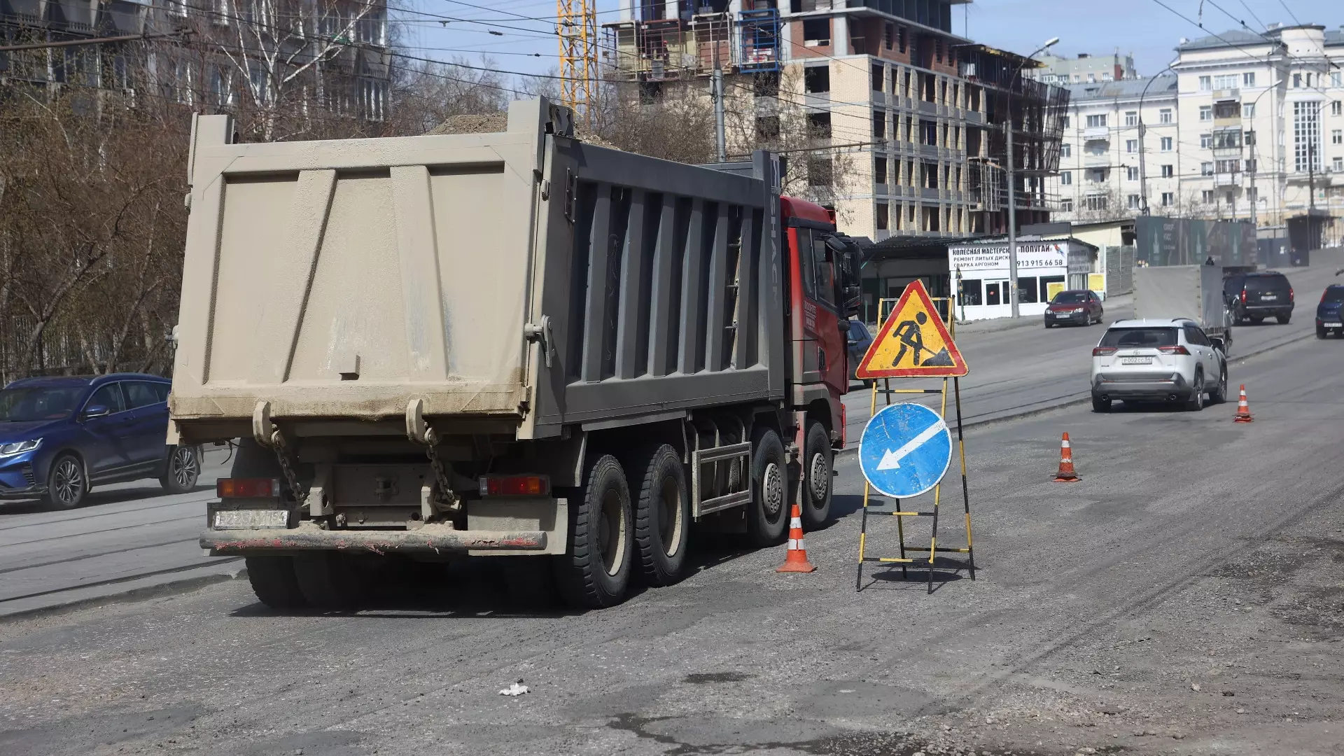 По нацпроекту в Новосибирске ремонтируют улицу Авиастроителей