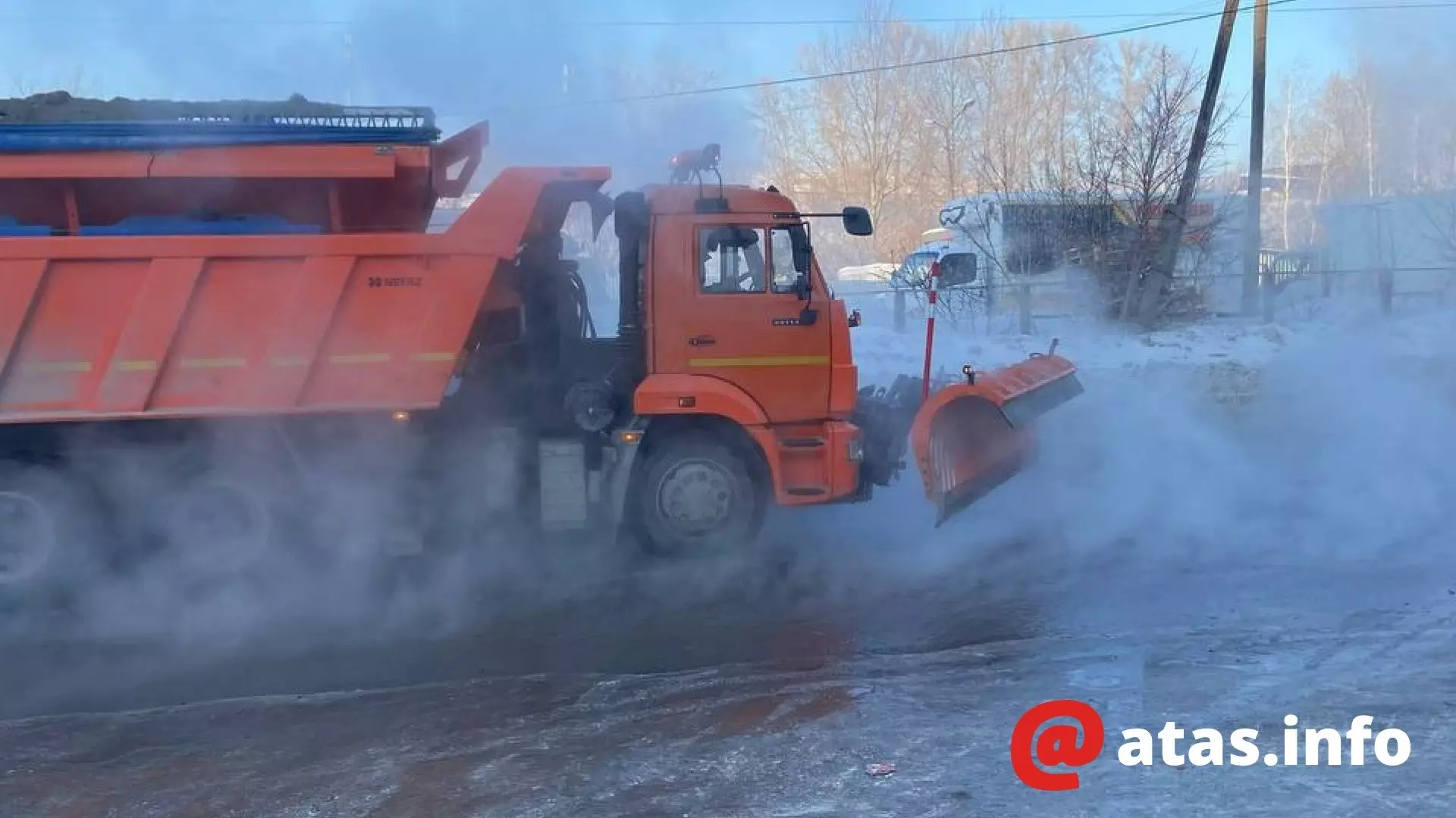 В Новосибирске продолжают устранять последствия коммунальной аварии.