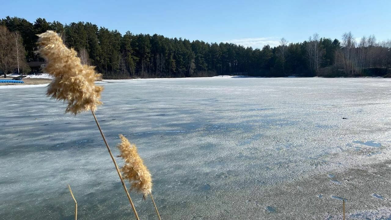 Голубое озеро в Бердске еще полностью подо льдом.