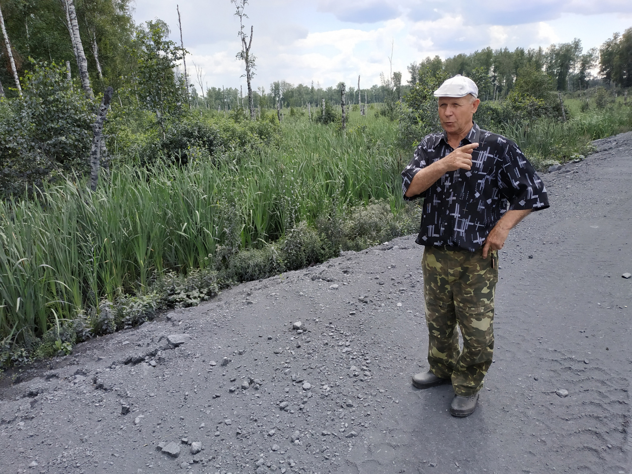 Василий Заботин на фоне почерневших, гибнущих берез рассказал, что раньше в местной речке водился хариус, настолько чистой была вода 