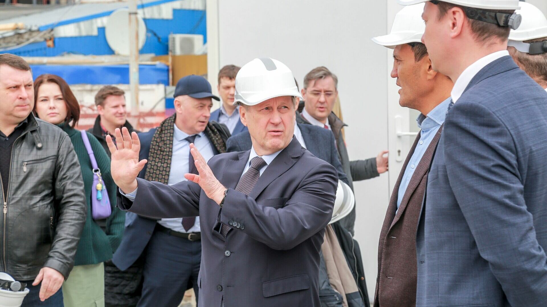 Мэр Анатолий Локоть проверил, как идут работы по строительству гостиничного комплекса.