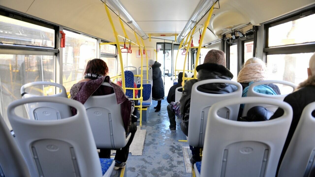 Уставший после работы житель Новосибирска устроил драку в автобусе №203