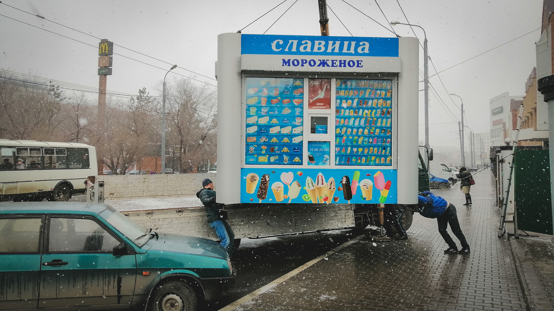 Площадь Калинина в Новосибирске чистят от незаконных киосков с фастфудом и цветами