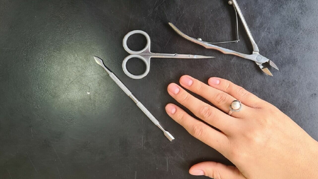 В Новосибирске у девушки отслоились ногти после маникюра в салоне