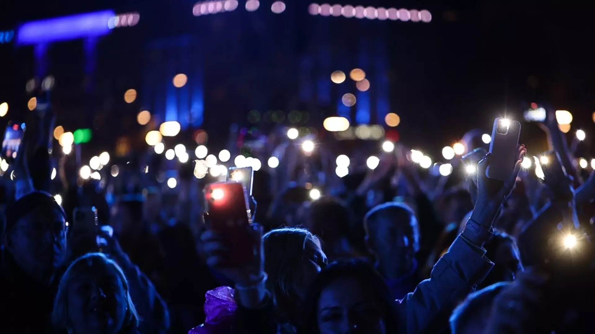 Фанаты толпами вышли с концерта в память Михаила Круга в Новосибирске