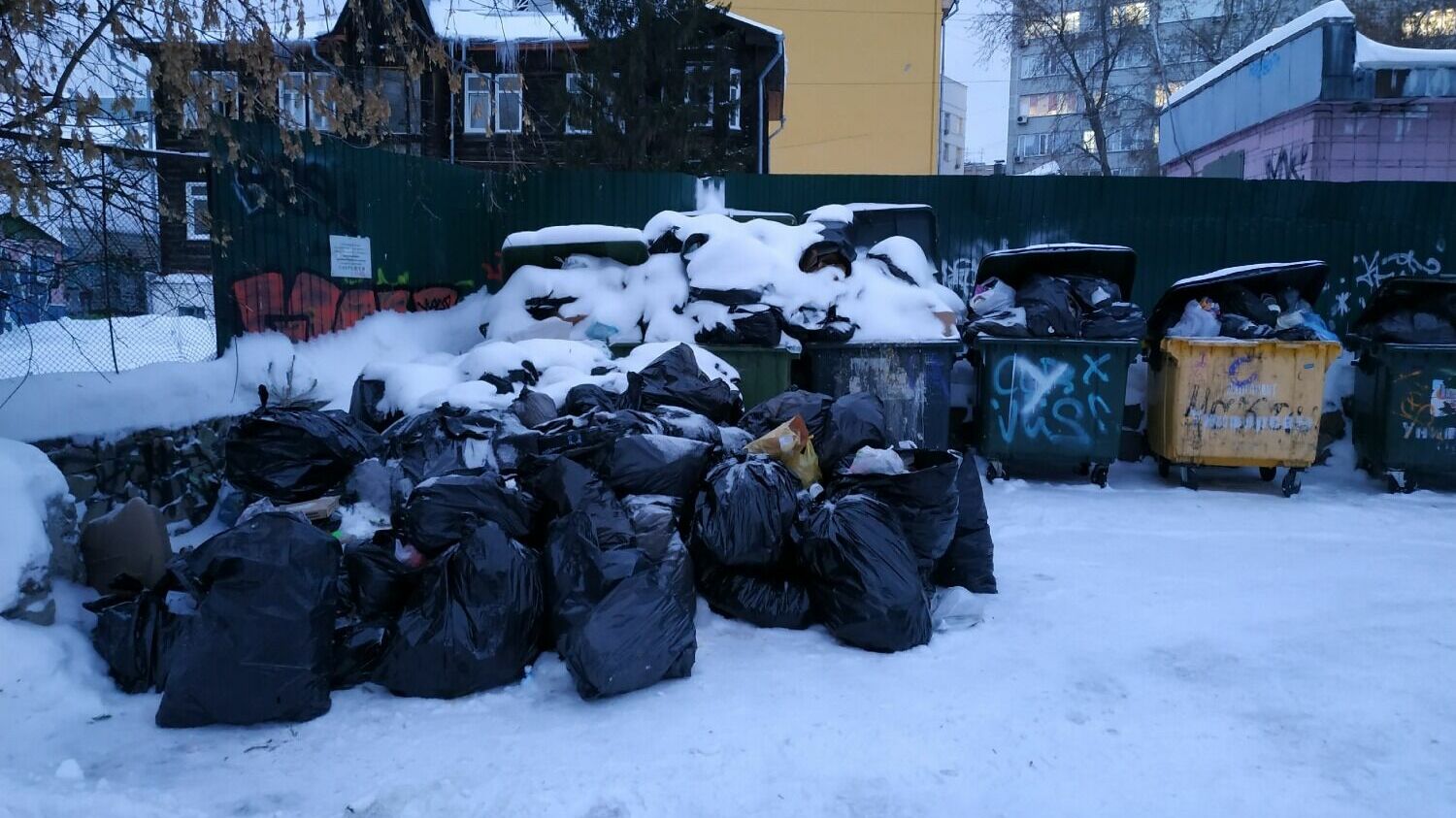 Из некоторых дворов в начале января 2023 года мусор не вывозили несколько дней. 