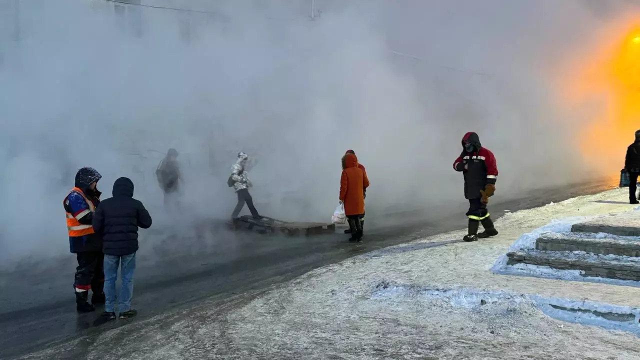 Второй раз за январь 2024 кипяток выплеснулся на улицы левого берега Новосибирска