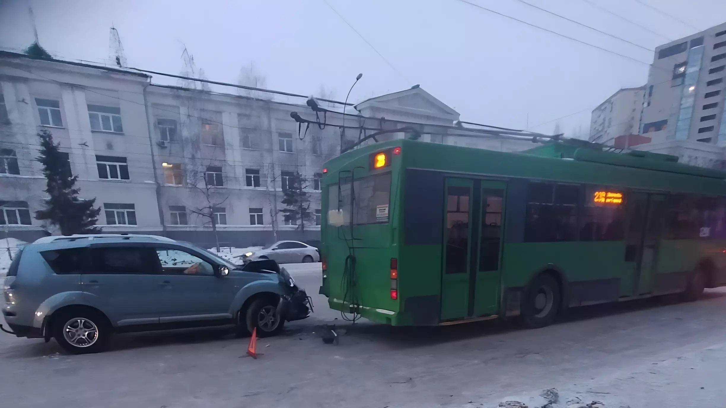 3-летний мальчик пострадал при столкновении внедорожника и троллейбуса в Новосибирске