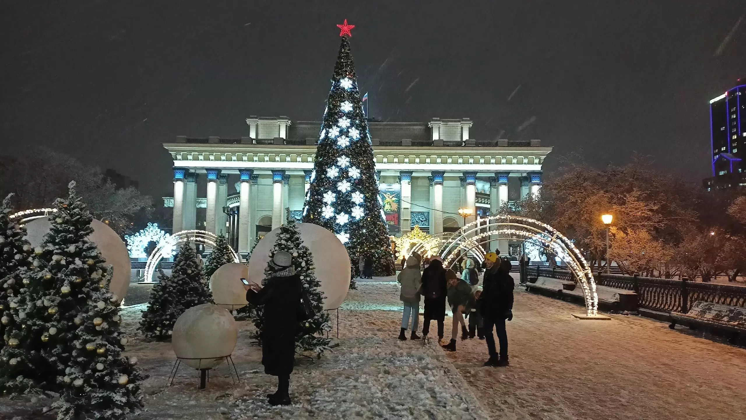 На площади Ленина стоит главная елка