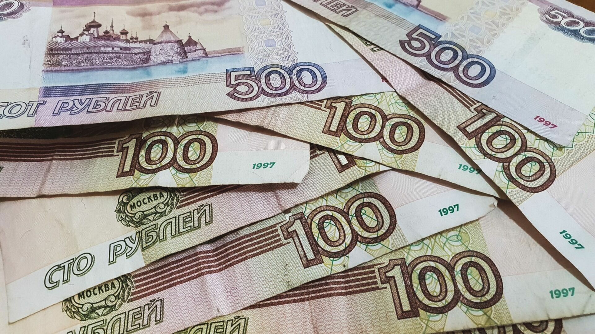 Погрязшая в долгах сибирячка якобы зарабатывает 166 000 рублей у блогера.