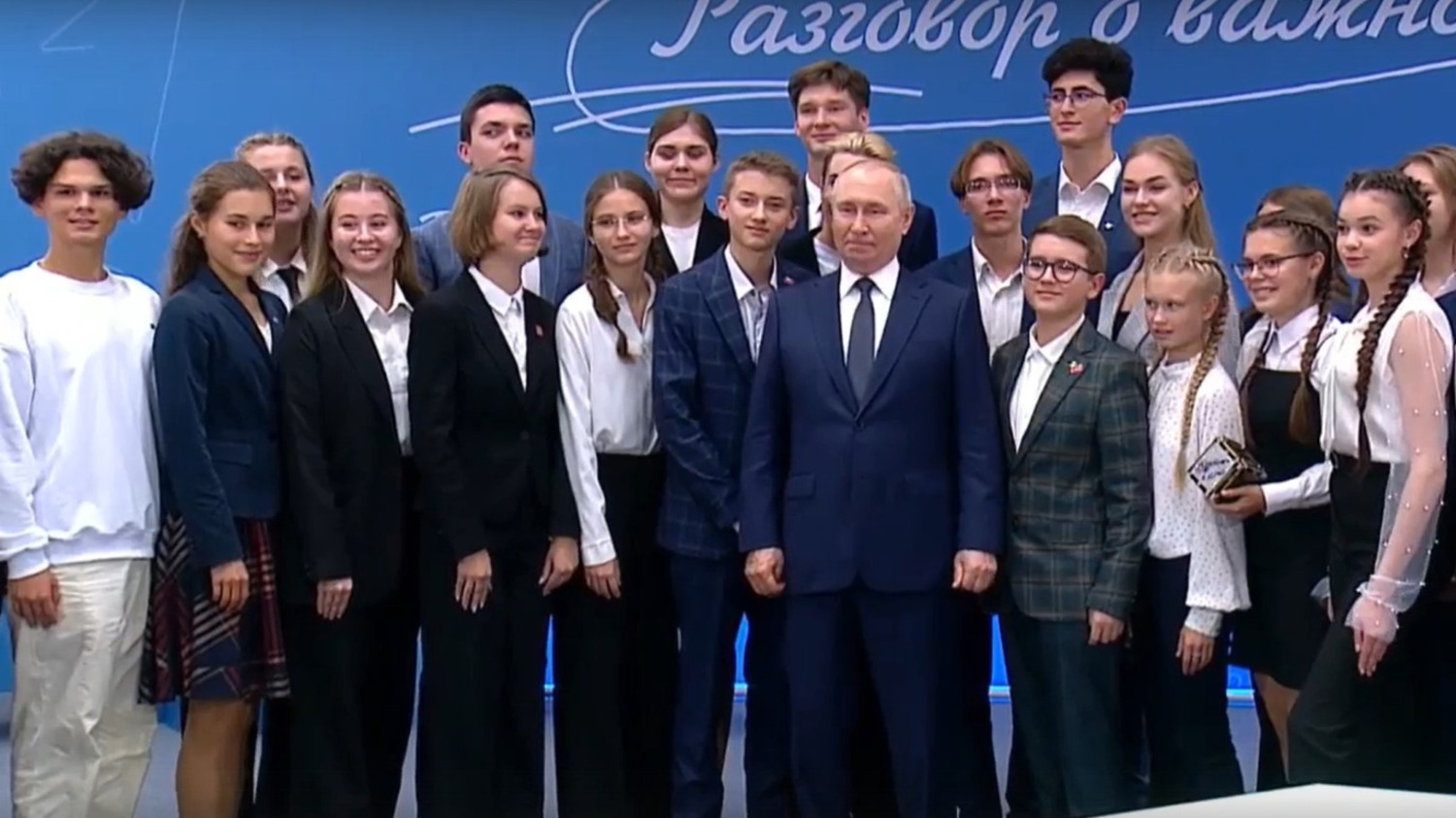 Президент РФ Владимир Путин сделал общее фото с участниками "Разговора о важном"