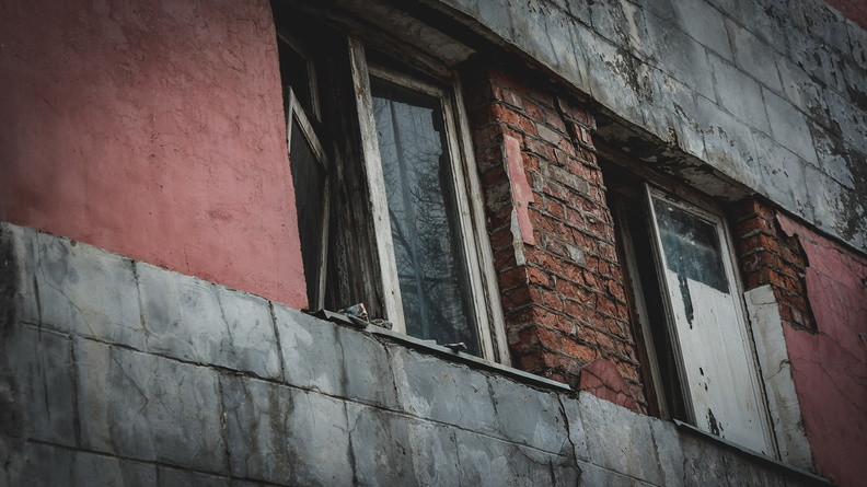 «Увидели через окно»: тело мужчины в квартире дома в Кировском районе Новосибирска