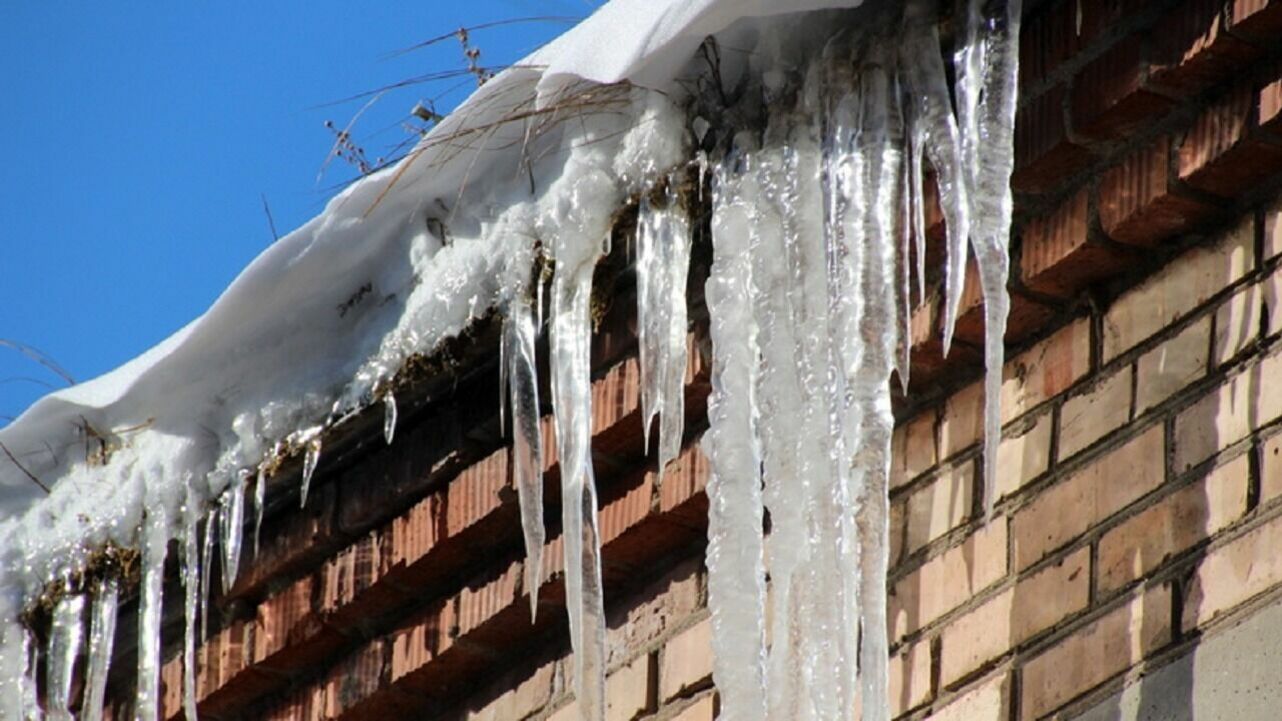 Жителей Новосибирска предупредили о падении сосулек с крыш зданий