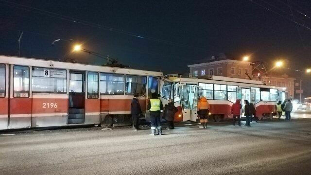 Столкнулись трамваи - 15 пострадавших