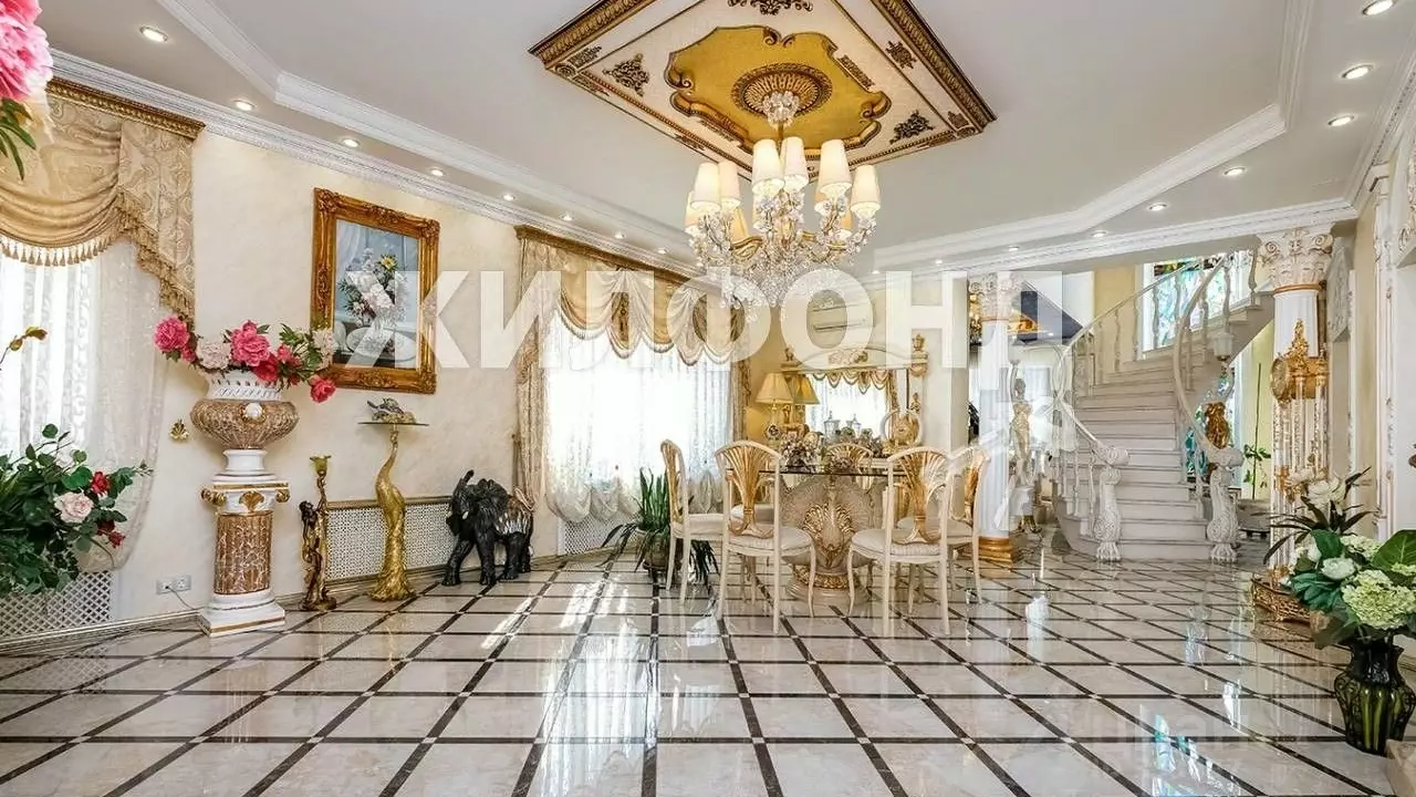 Дом за 150 млн рублей с венецианской мебелью под Новосибирском.