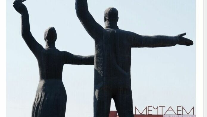 Скульптуры с центральной площади Новосибирска легко узнаются в обложке для нового сингла группы "Звери".