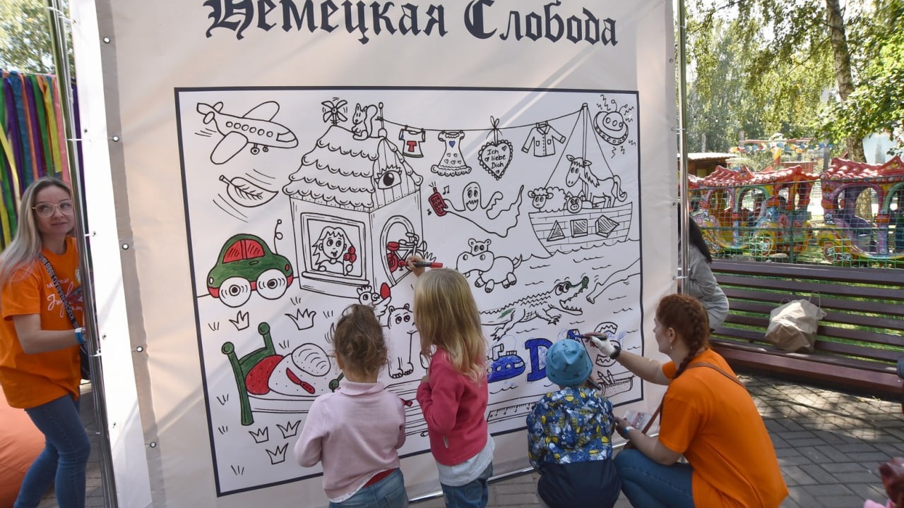 Простор для творчества для детей на VIII Международном фестивале «Немецкая слобода-2023» в Новосибирске.