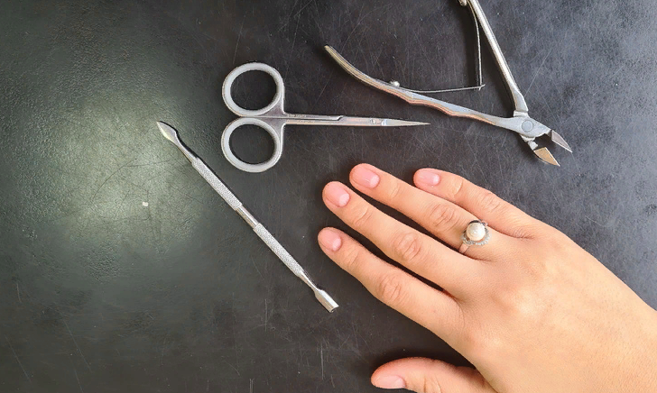 Женщине из Новосибирска сожгли ногти в студии маникюра