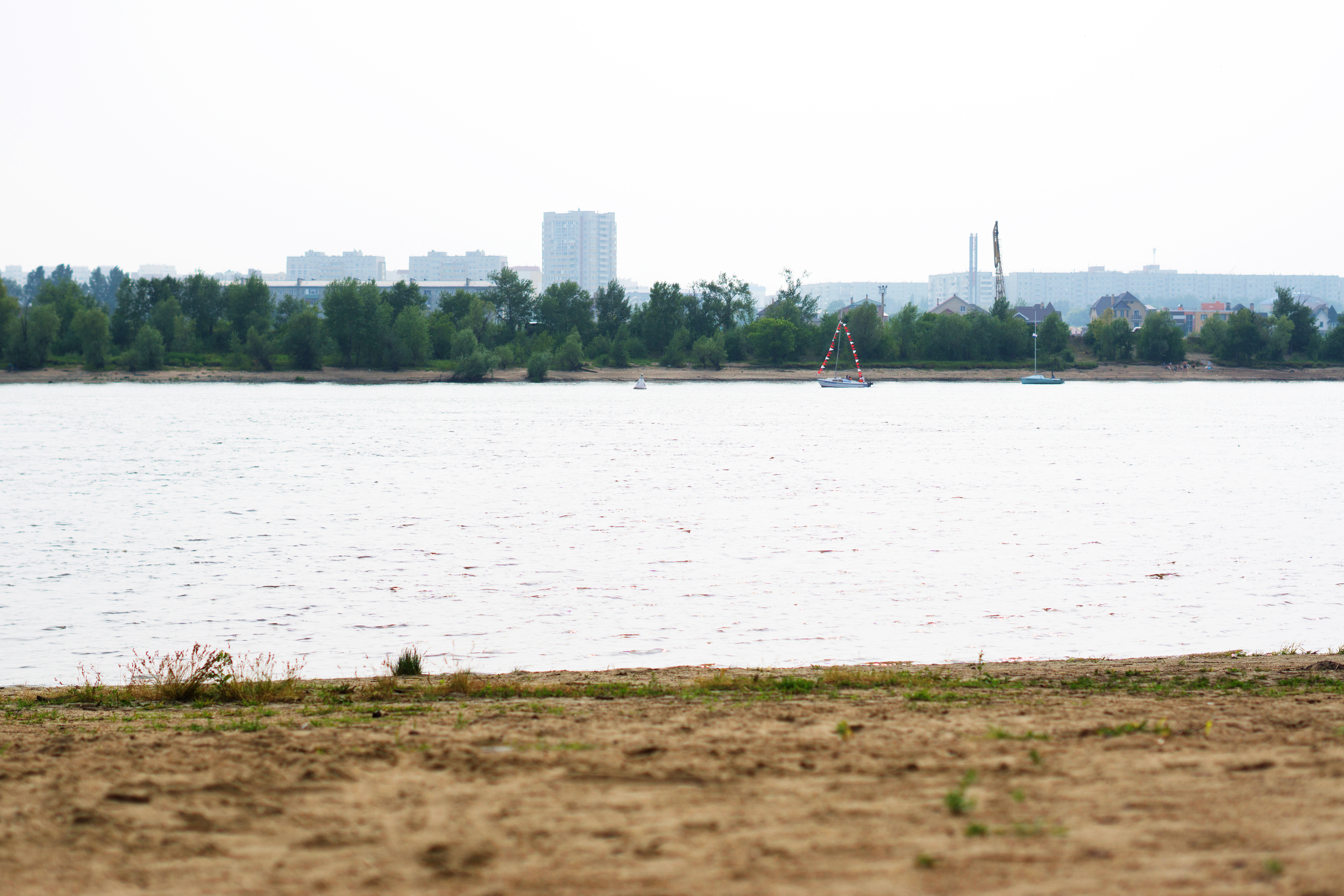 Сели на мель: огромный катер с людьми застрял на реке Обь в Новосибирске