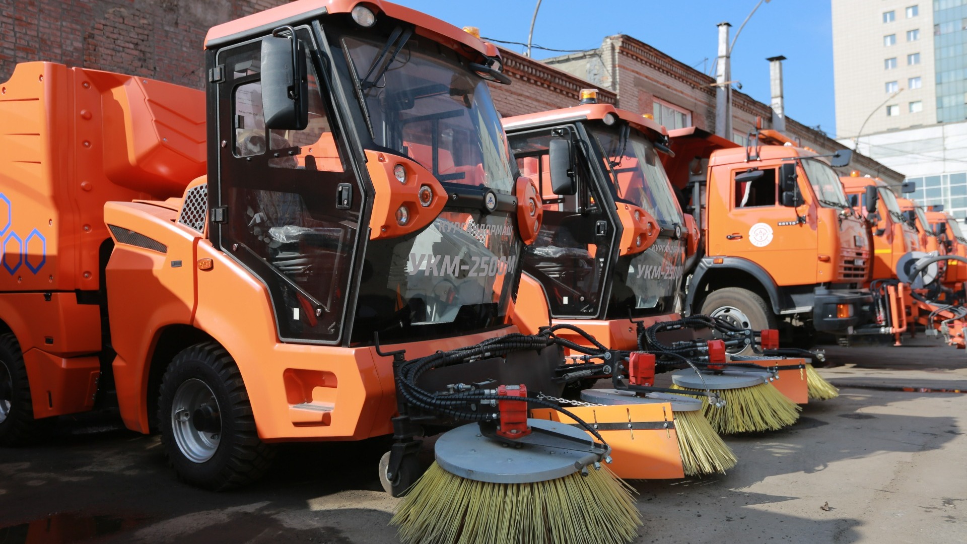 Новосибирск закупает новую технику для уборки дорог.