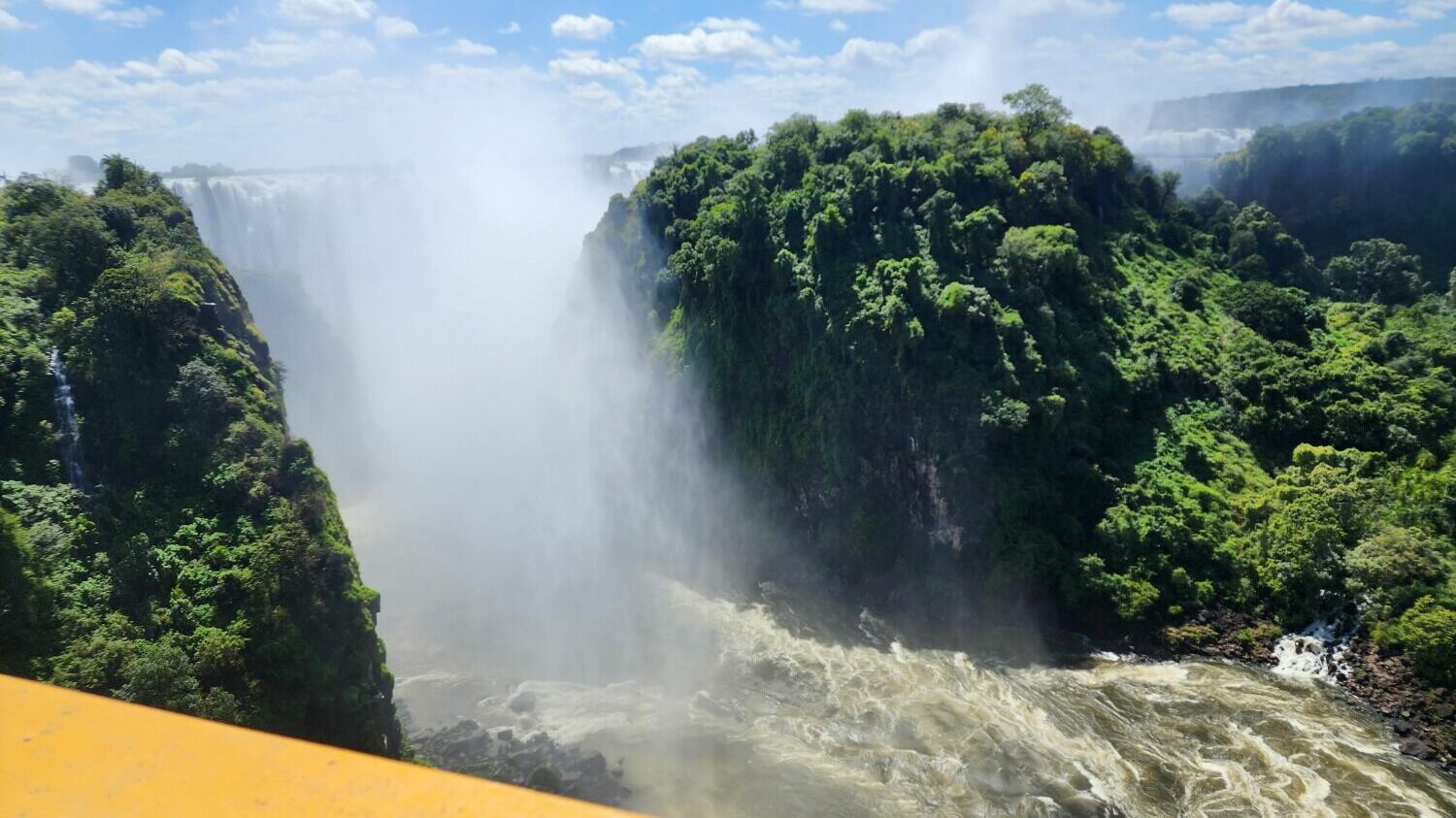 Каждый год водопад Виктория манит к себе тысячи туристов, однако пройти маршрут во всю его длину решается не каждый.