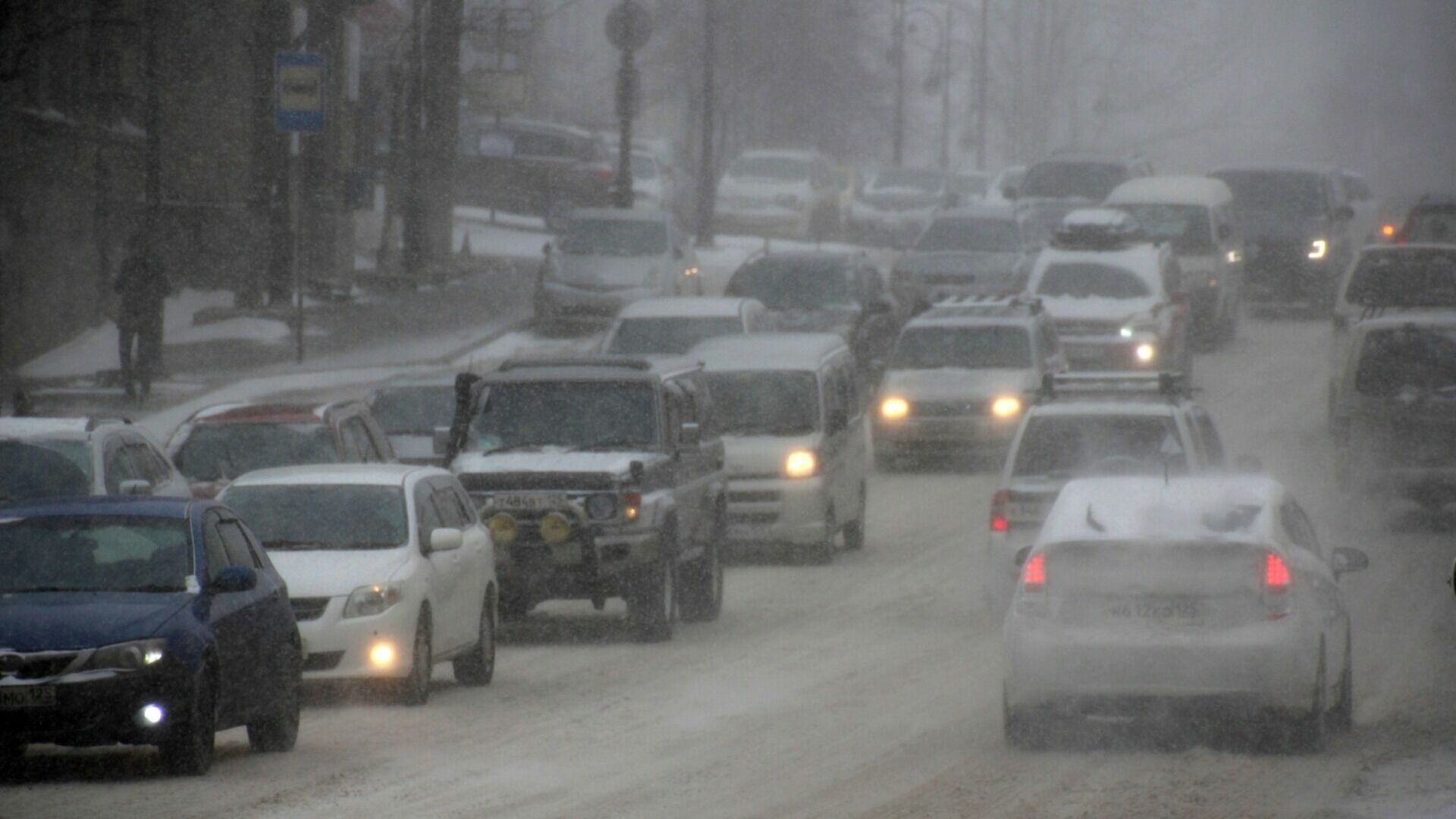 Серьезные пробки в 7 баллов сковали дороги в Новосибирске утром 6 декабря