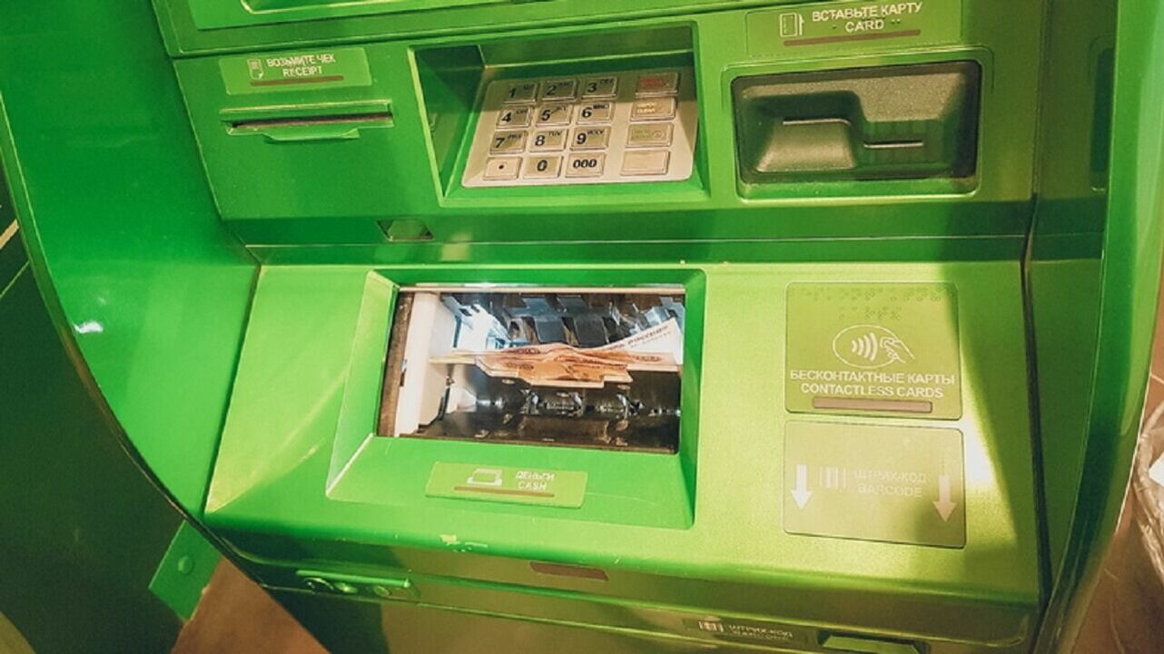Мужчина пытался обнести банкомат в Новосибирске с помощью гвоздодера