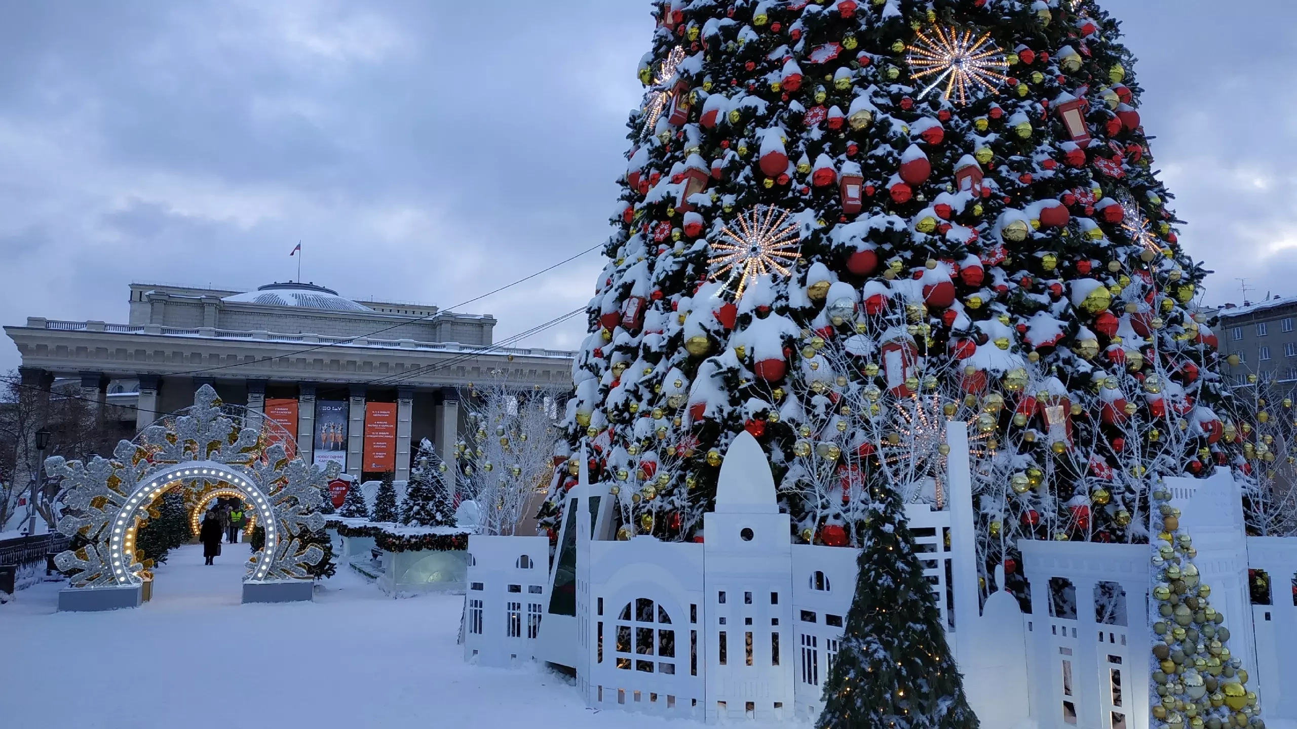 В Новосибирске на площади Ленина установят главную елку 1 декабря