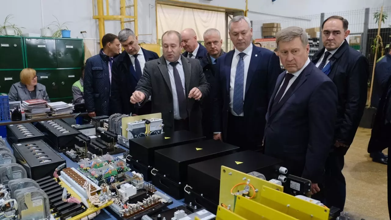 Новосибирская делегация во главе с Губернатором Андреем Травниковым посетила в Минске Управляющую компанию холдинга «Белкоммунмаш». 