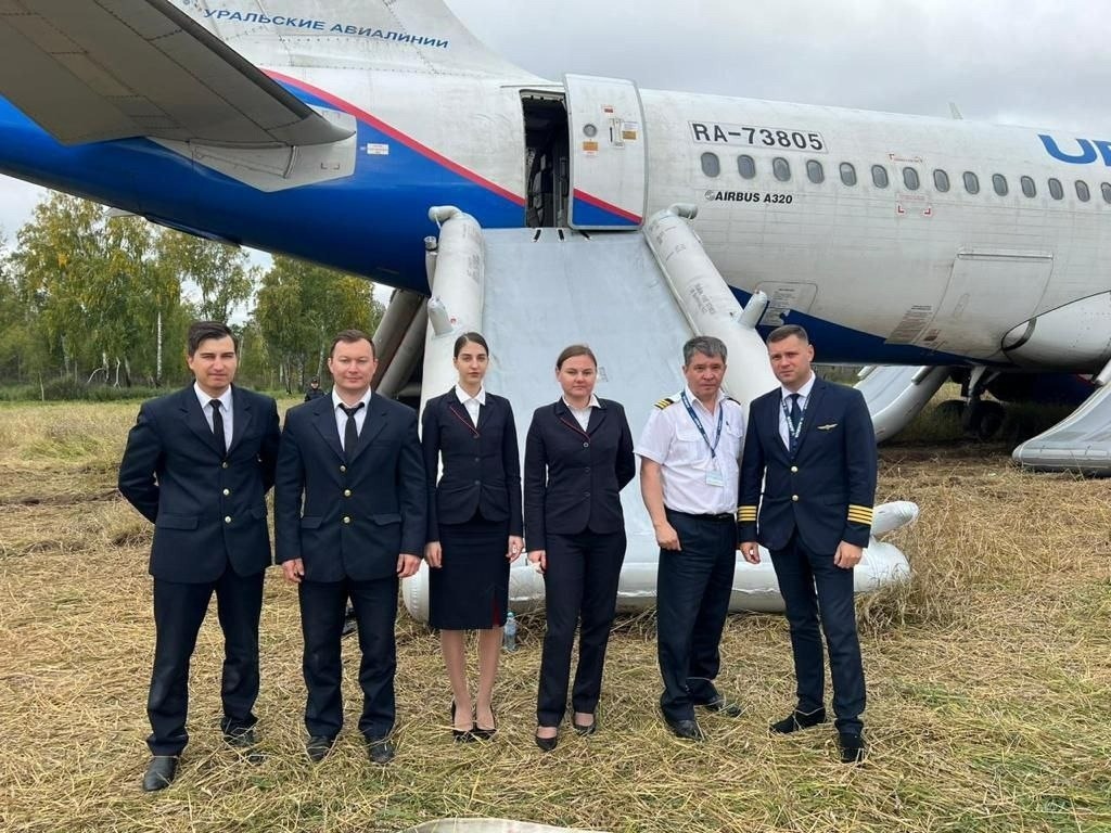 Экипаж Airbus 320-214, экстренно севшего в Убинском районе Новосибирской области 12 сентября.