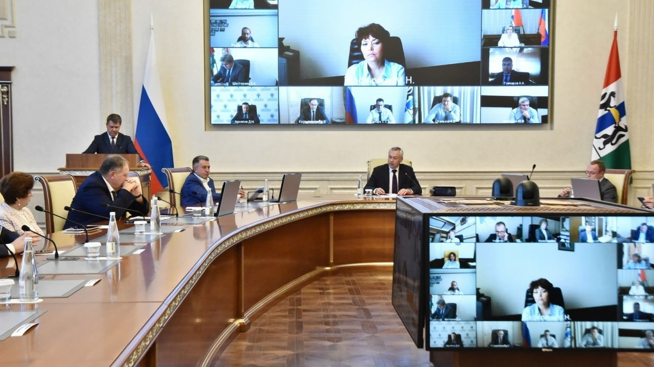 Андрей Травников назвал приоритетные направления областного бюджета на три года.