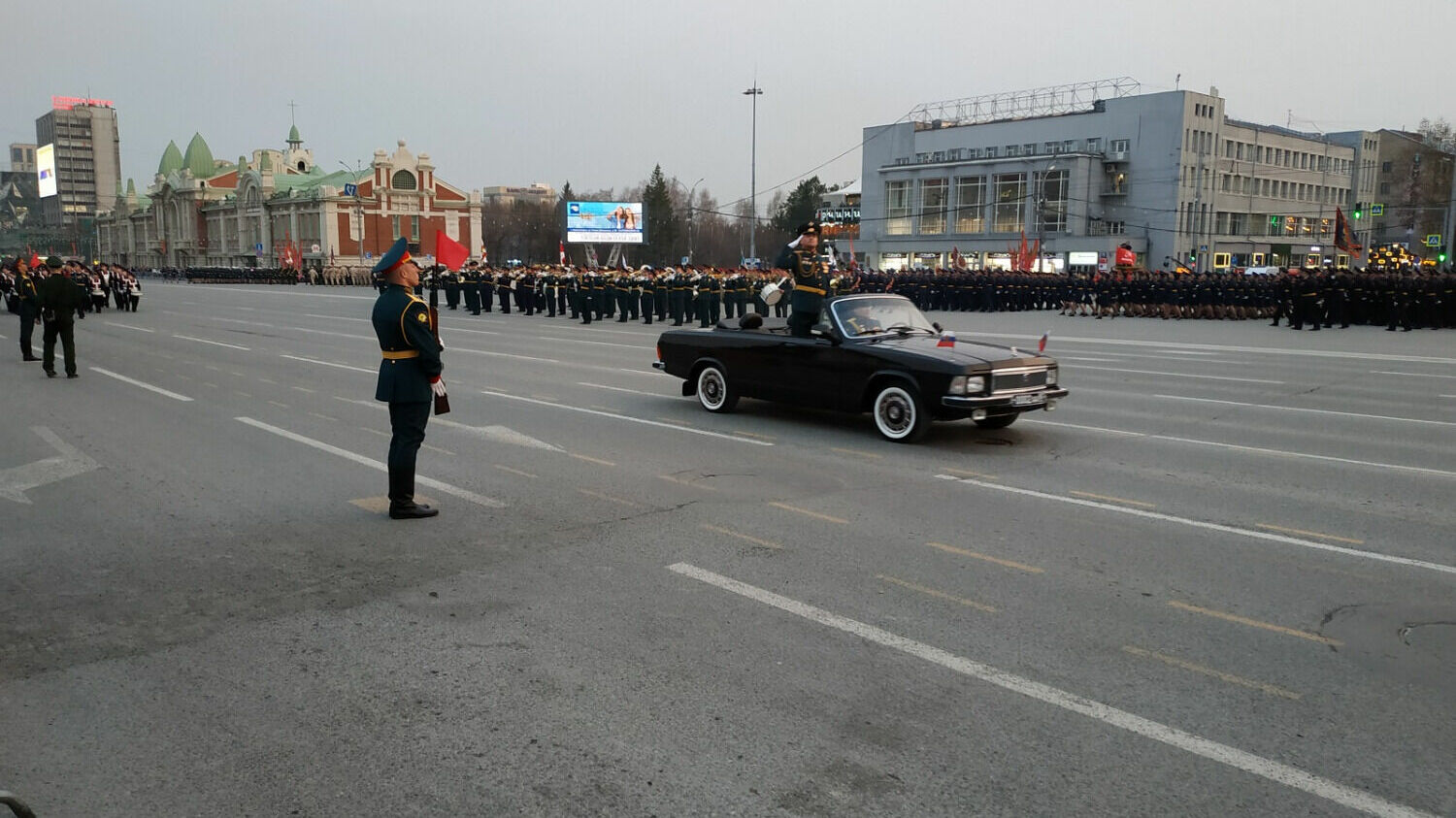 В параде принимают участие тысячи военных и боевая техника