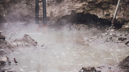 Второй день на Лескова бьет фонтан из канализационной трубы