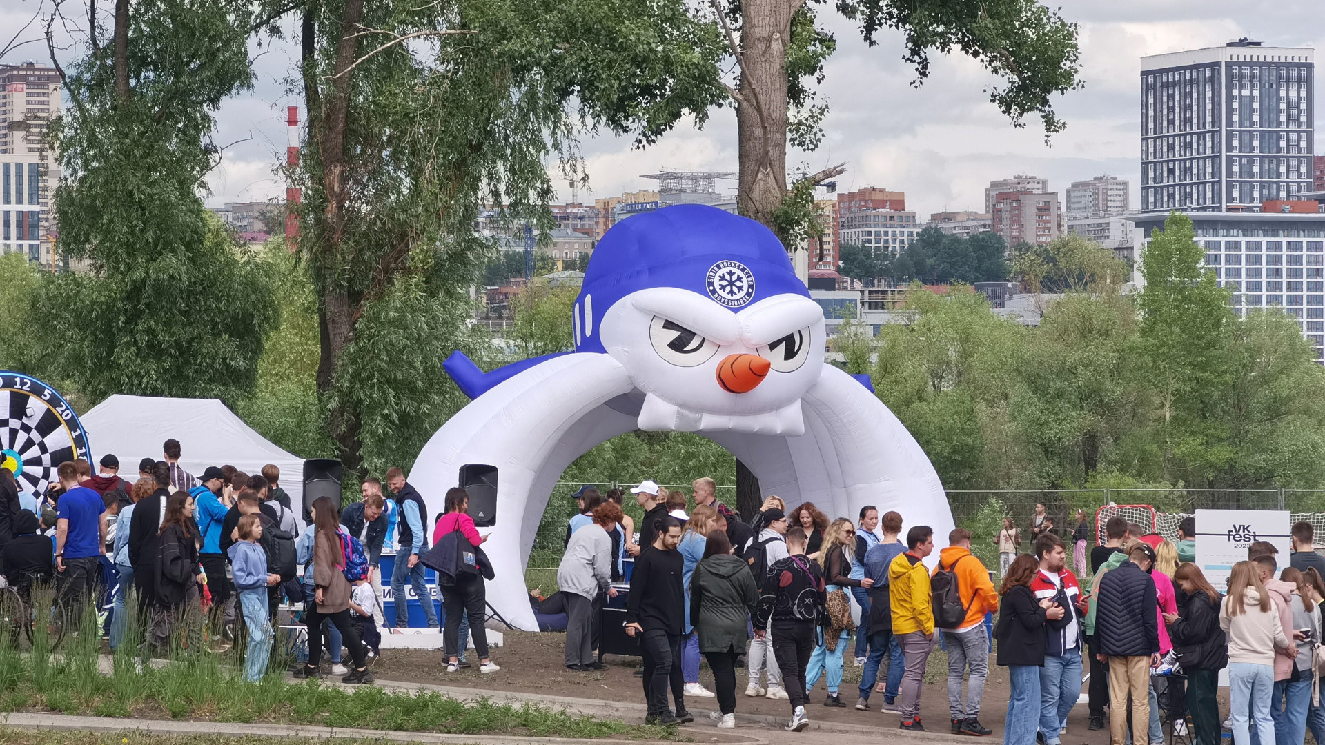 Символика ХК "Сибирь" пользовалась популярностью в парке "Арена" на День города Новосибирска 2023 у зрителей VK fest