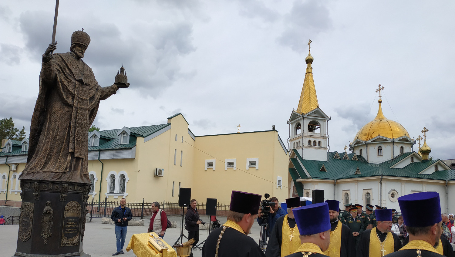 6 метровая фигура святого Николая не сразу была принята новосибирцами