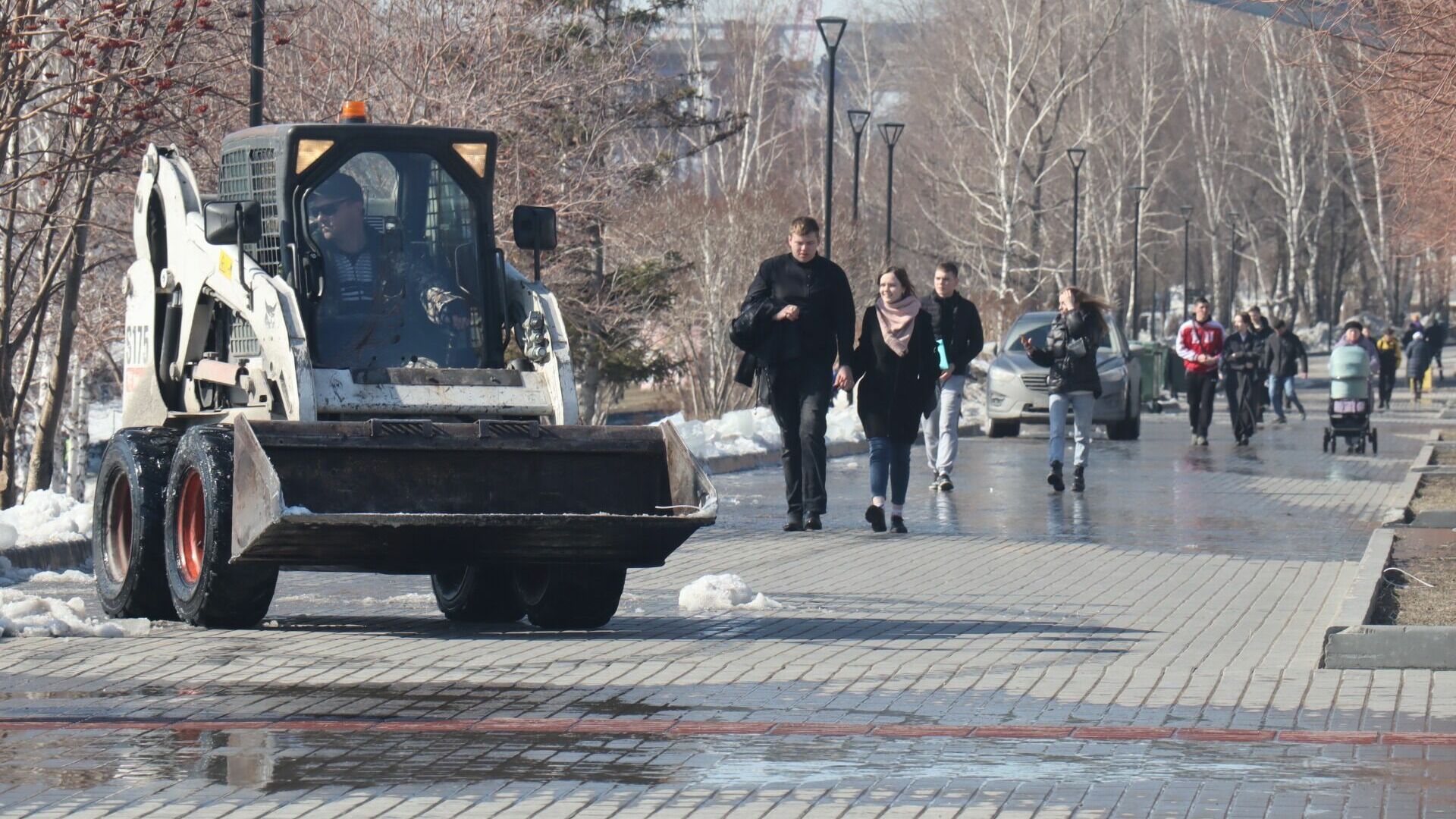 Коммунальщики еще не до конца очистили пешеходные маршруты