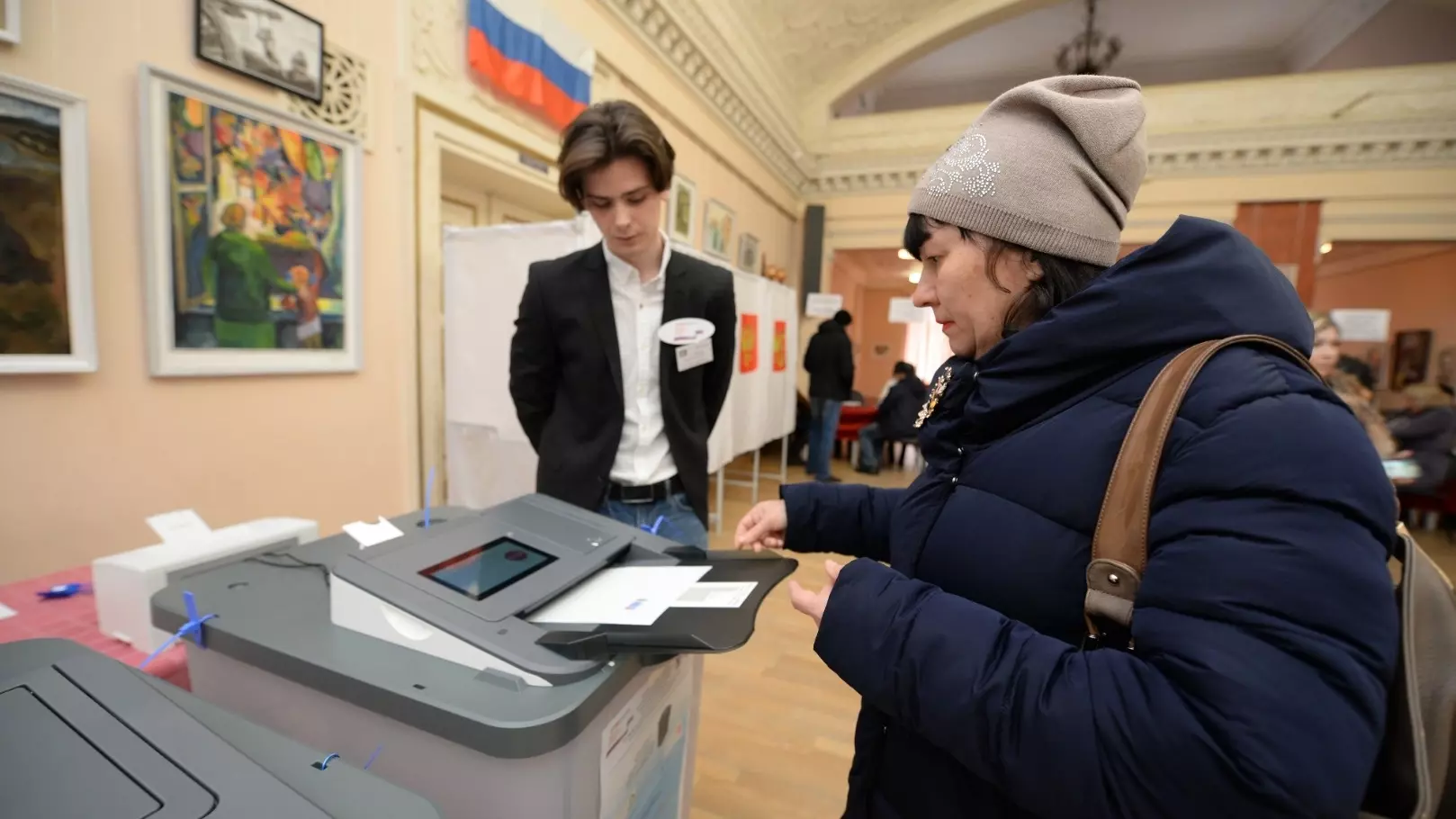 В Новосибирске девушка залила краской бюллетени на выборах президента РФ