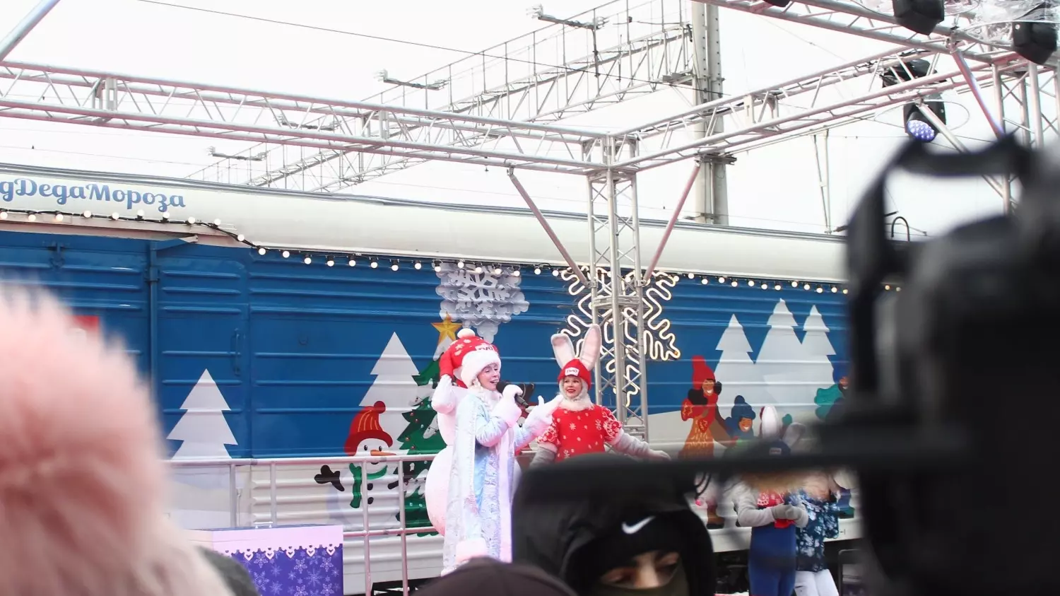 Артисты, Дед Мороз и Снегурочка выступали на мини-сцене