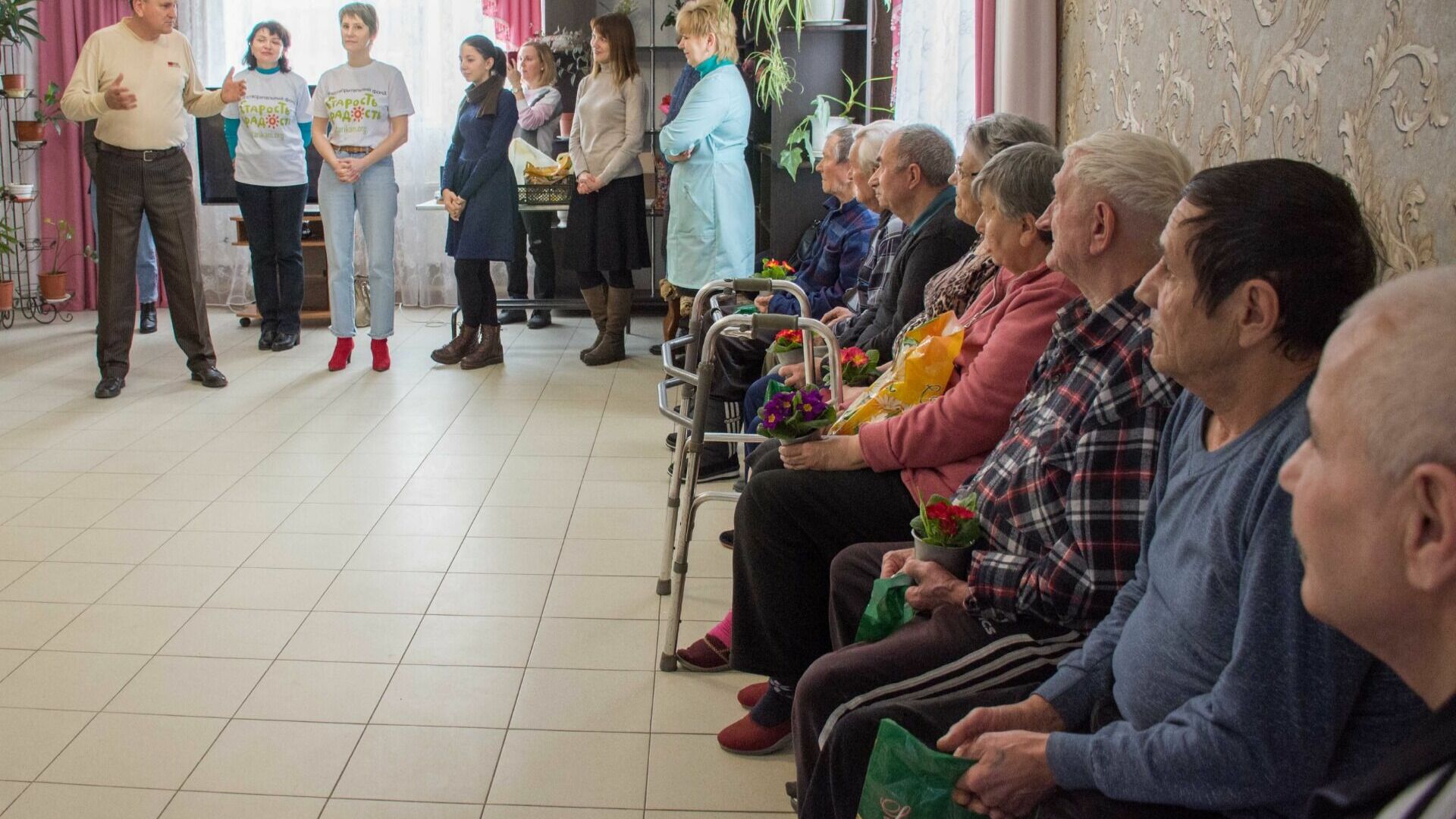 Новости про пенсионеров сегодня. Дом престарелых Ставропольский край. Волонтеры в доме престарелых. Волонтерство в доме престарелых. Волонтеры и старики.